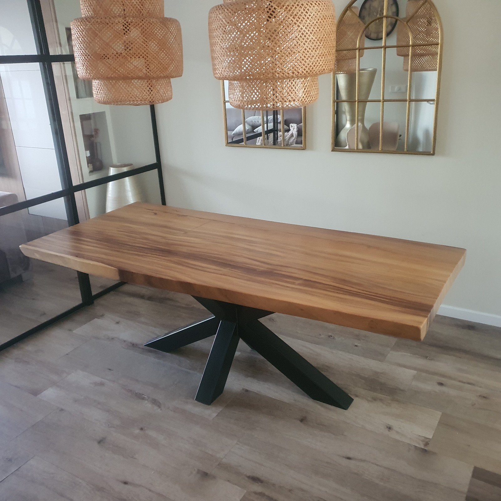 Massief suar houten eettafel met stalen onderstel 220cm