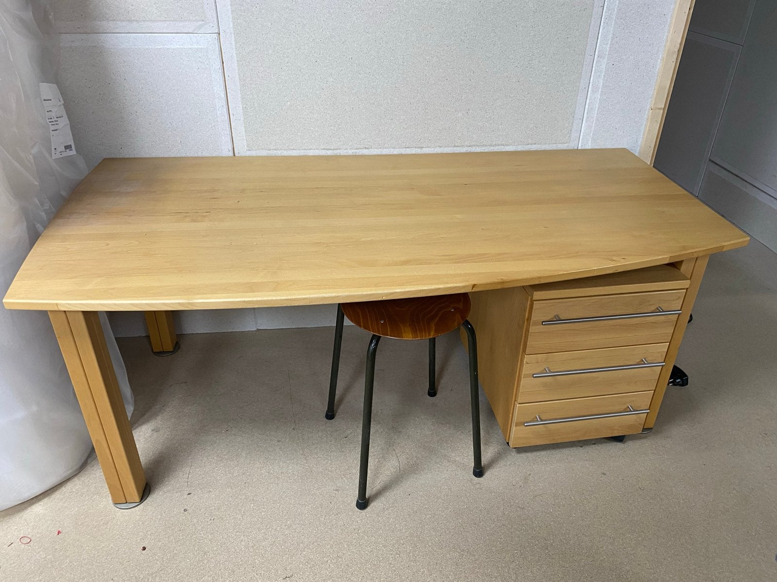Houten bureau met lades en uitschuifbaar blad, Huis en Inrichting, Bureaus, Zo goed als nieuw, Computerbureau, Overige merken