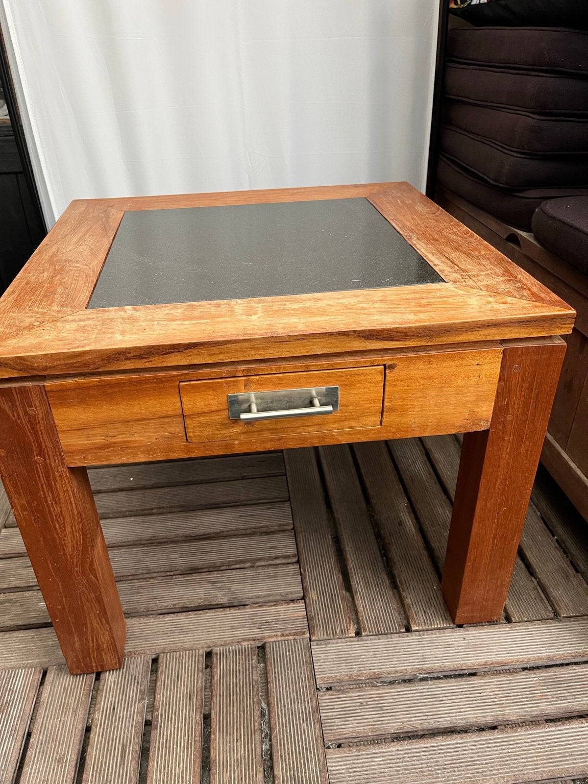 Houten bijzettafel met lade en donker blad, Gebruikt, Vierkant, 55 tot 75 cm, Teak