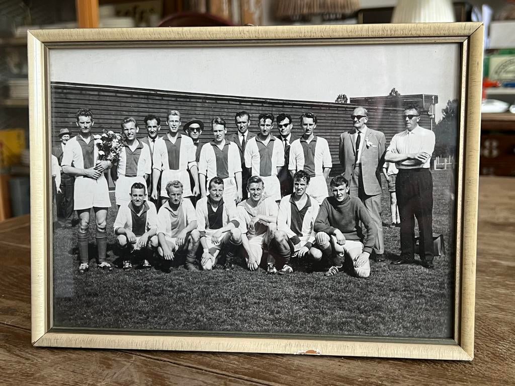 OUDE FOTO INGELIJST 1962-1963 VOETBAL HARLINGEN - DRACHTEN, Ophalen of Verzenden, 1960 tot 1980, Gebruikt, Overige onderwerpen