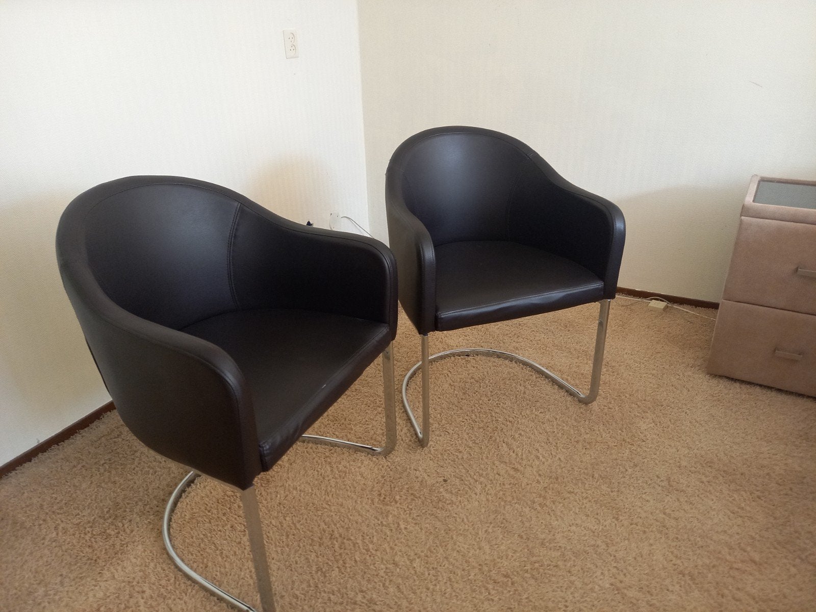 Twee nette bijzetstoelen aangeboden, Ophalen, Zwart, Modern, Twee