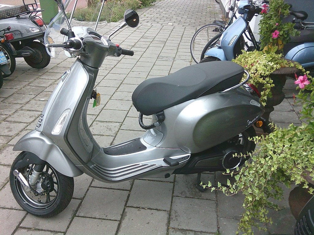 Vespa Elettritca 25 km nieuwstaat 268 km gereden, De bilt, Elektrisch, Ophalen of Verzenden, Zo goed als nieuw