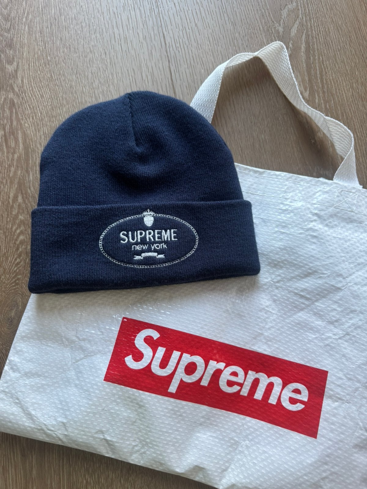 Supreme FW24 crest beanie muts donkerblauw, Kleding | Heren, Mutsen, Sjaals en Handschoenen, Ophalen of Verzenden, Zo goed als nieuw