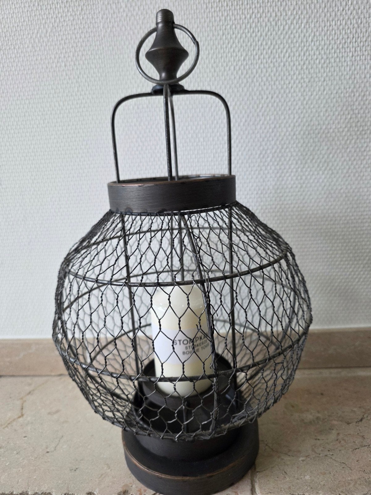 Z.g.a.n.Stevig metalen windlicht., Huis en Inrichting, Woonaccessoires | Kandelaars en Kaarsen, Ophalen, Zo goed als nieuw, Metaal