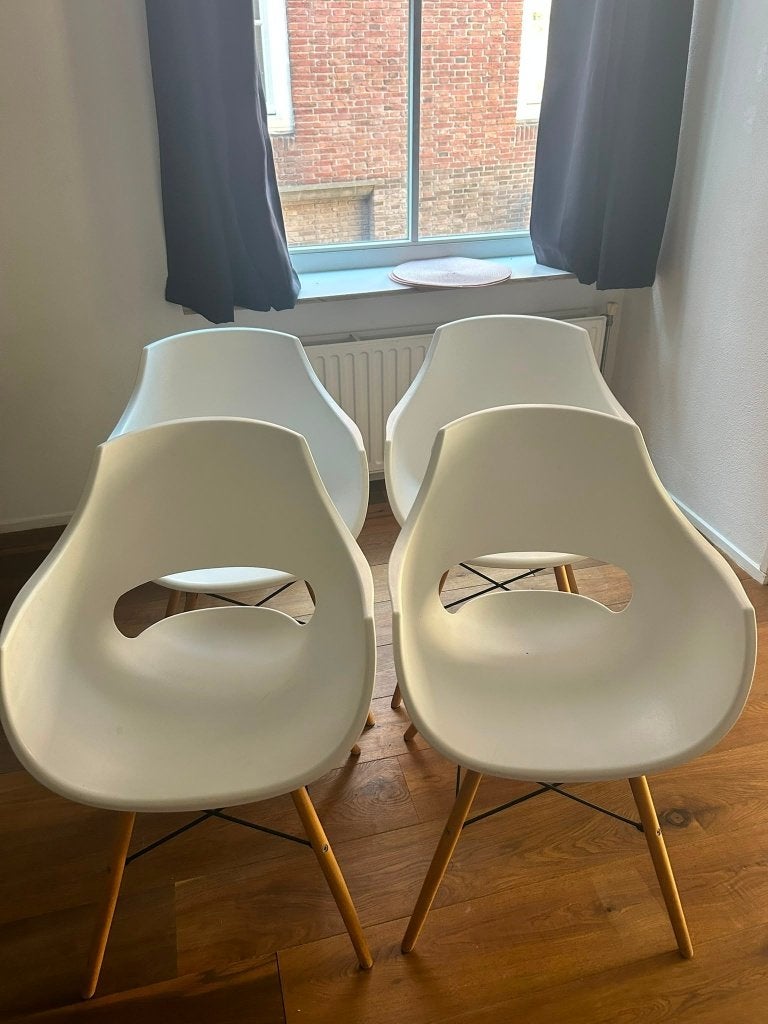 Witte kuipstoelen met houten poten - 4 stuks, Huis en Inrichting, Stoelen, Ophalen, Hout, Wit, Zo goed als nieuw