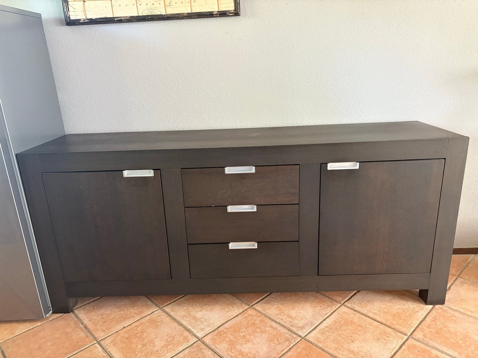 Elegante donkerbruine eettafel met 6 stoelen en dressoir