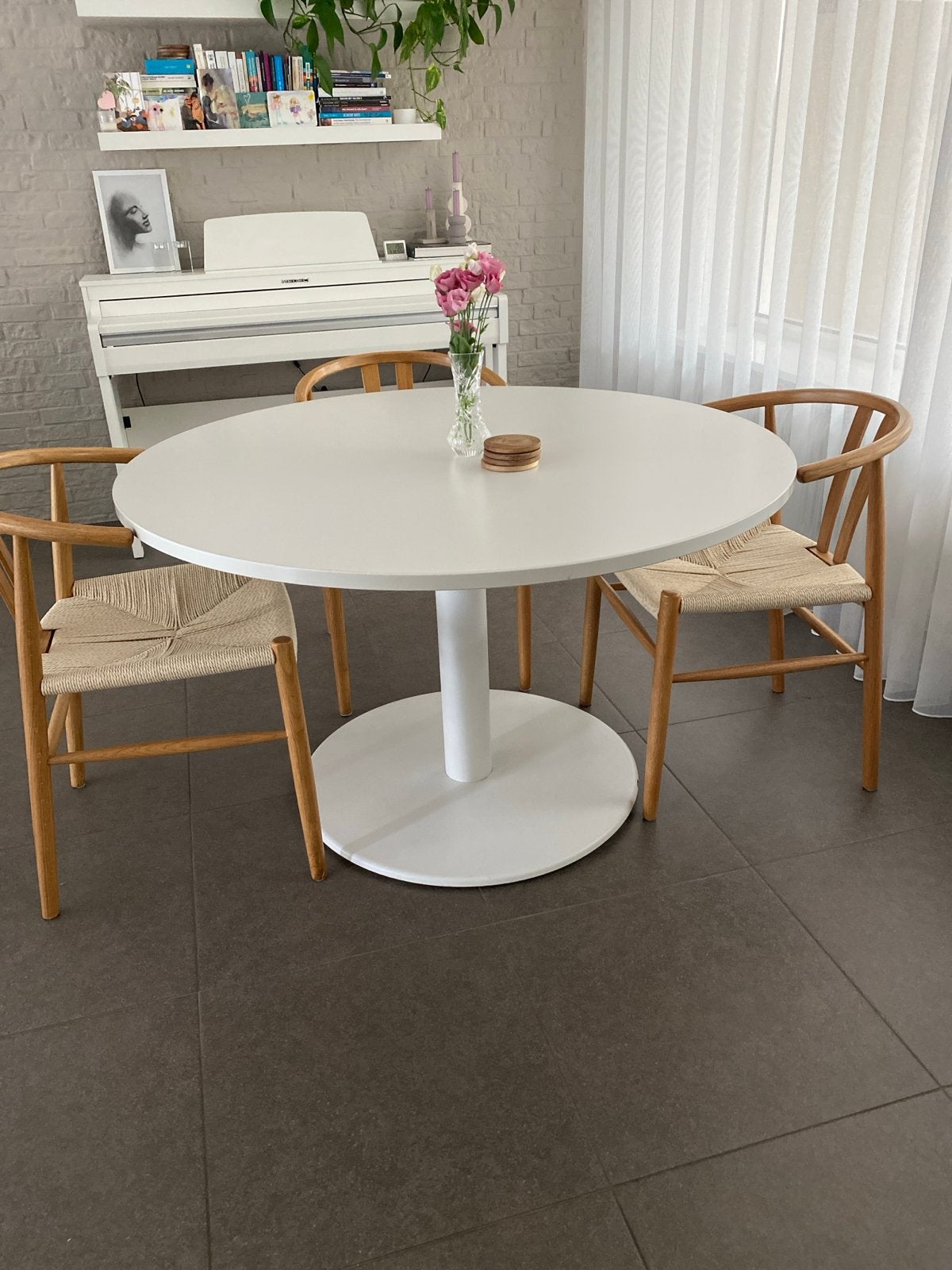 Design Eettafel Wit - Strak & Tijdloos met Centrale Poot, Huis en Inrichting, Tafels | Eettafels, Ophalen, Kunststof, Gebruikt