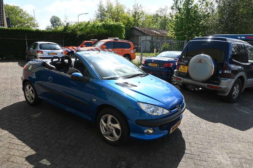 Peugeot 206 1.6 16V CC 2003 Blauw, Auto's, Peugeot, Stof, 4 cilinders, Cabriolet, 49 €/maand