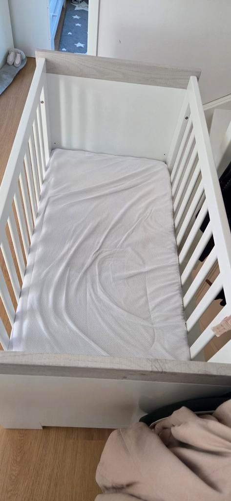 Ledikant TWF, Kinderen en Baby's, Kinderkamer | Bedden, Ophalen, Zo goed als nieuw, Minder dan 140 cm, Matras