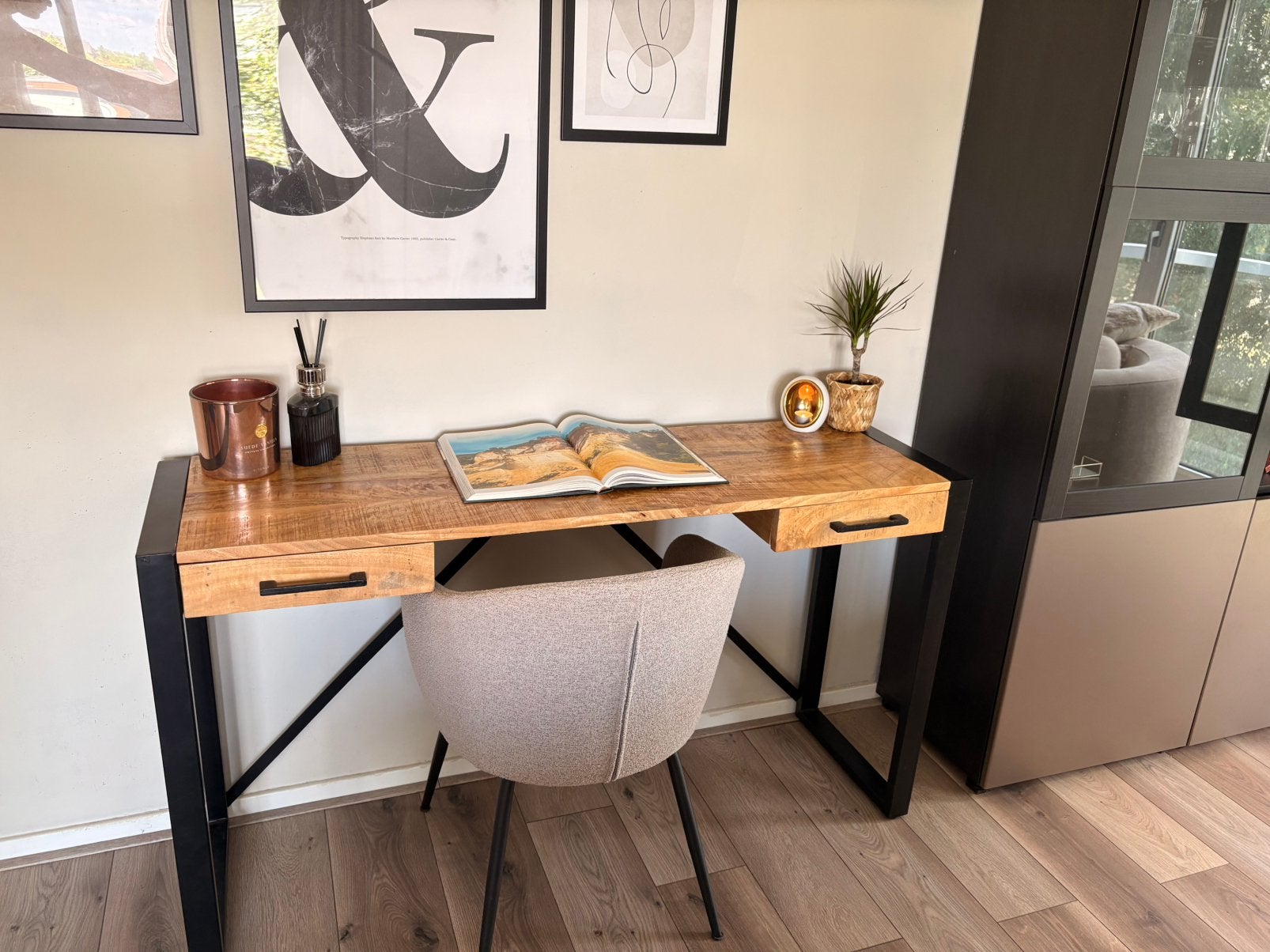 Industrieel bureau mango hout, Ophalen, Zo goed als nieuw