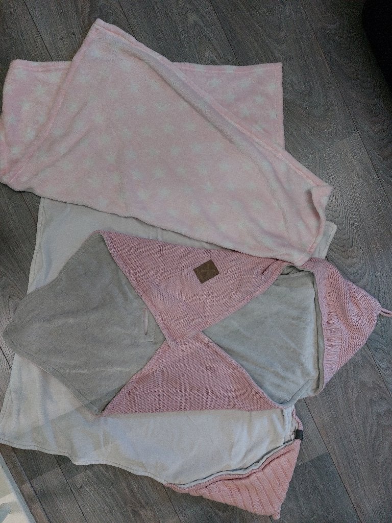 2x roze baby wikkeldekentje / omslagdeken, Ophalen, Overige typen, Zo goed als nieuw, Prénatal