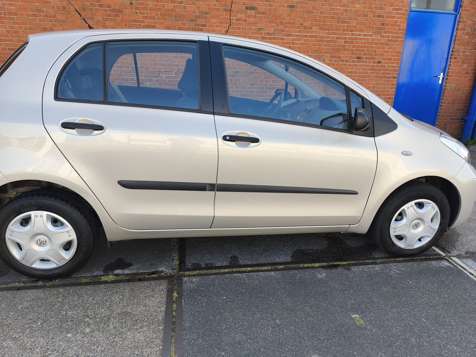 Toyota Yaris 1.0 12V Vvt-i 5DR Terra 2009 Beige, Stof, 40 €/maand, Beige, Handgeschakeld