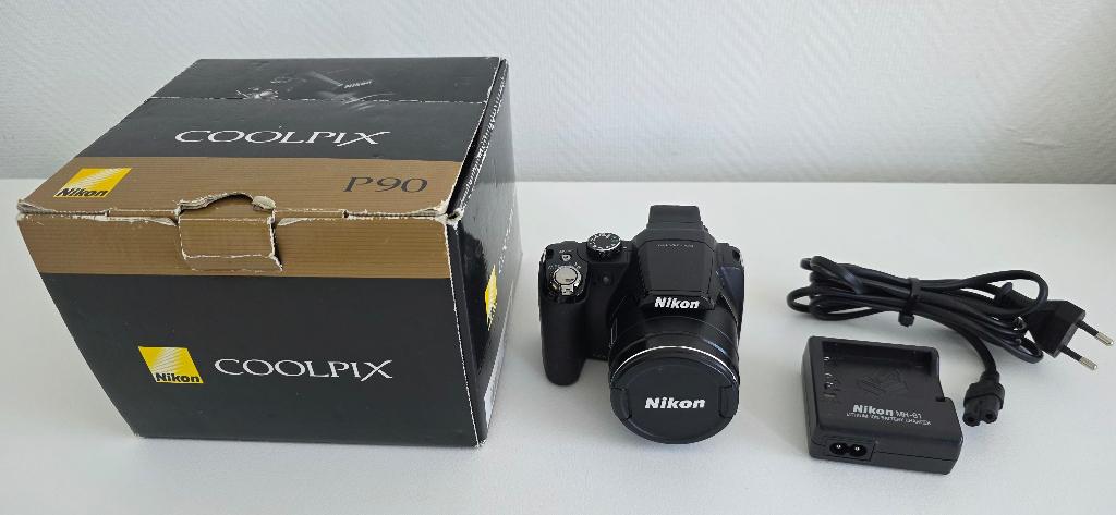 Nikon Coolpix P90 camera + doos & oplader, Audio, Tv en Foto, Fotocamera's Digitaal, Compact, Ophalen of Verzenden, Zo goed als nieuw