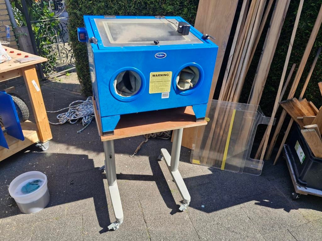 Kleine straalcabine met onderstel en verlichting, Ophalen, Gebruikt
