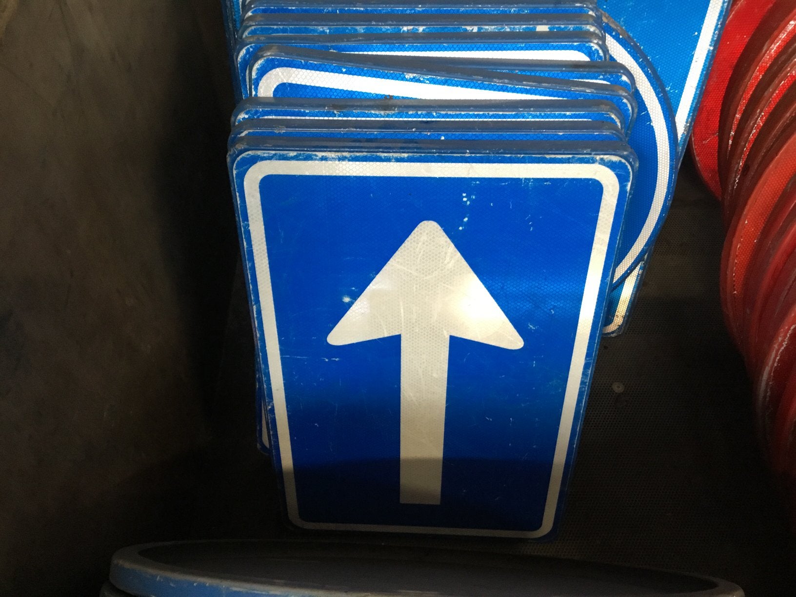 Partij verkeersborden., Ophalen