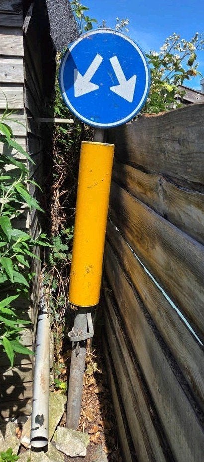 Origineel oud verkeersbord D3 op paal en grondpot, Ophalen