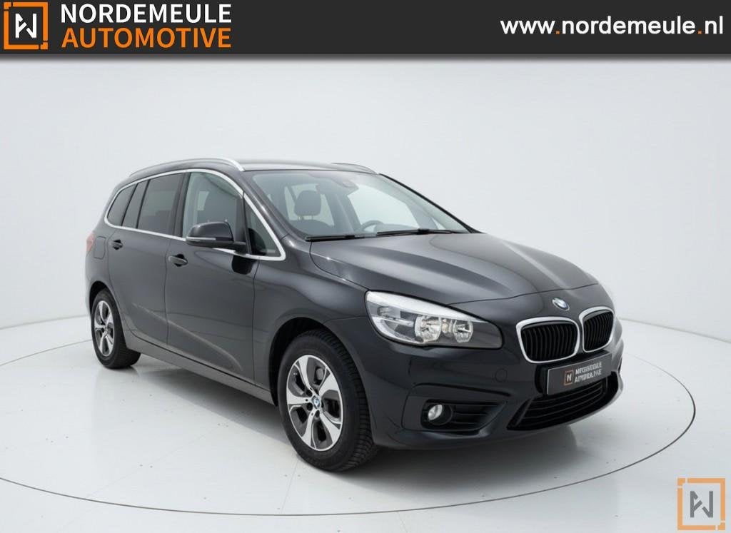 Bmw 2-SERIE 216D Lease Essential 7P. Navi, Cruise, Trekhaak, Auto's, BMW, Voorwielaandrijving, Gebruikt, Euro 6, Zwart