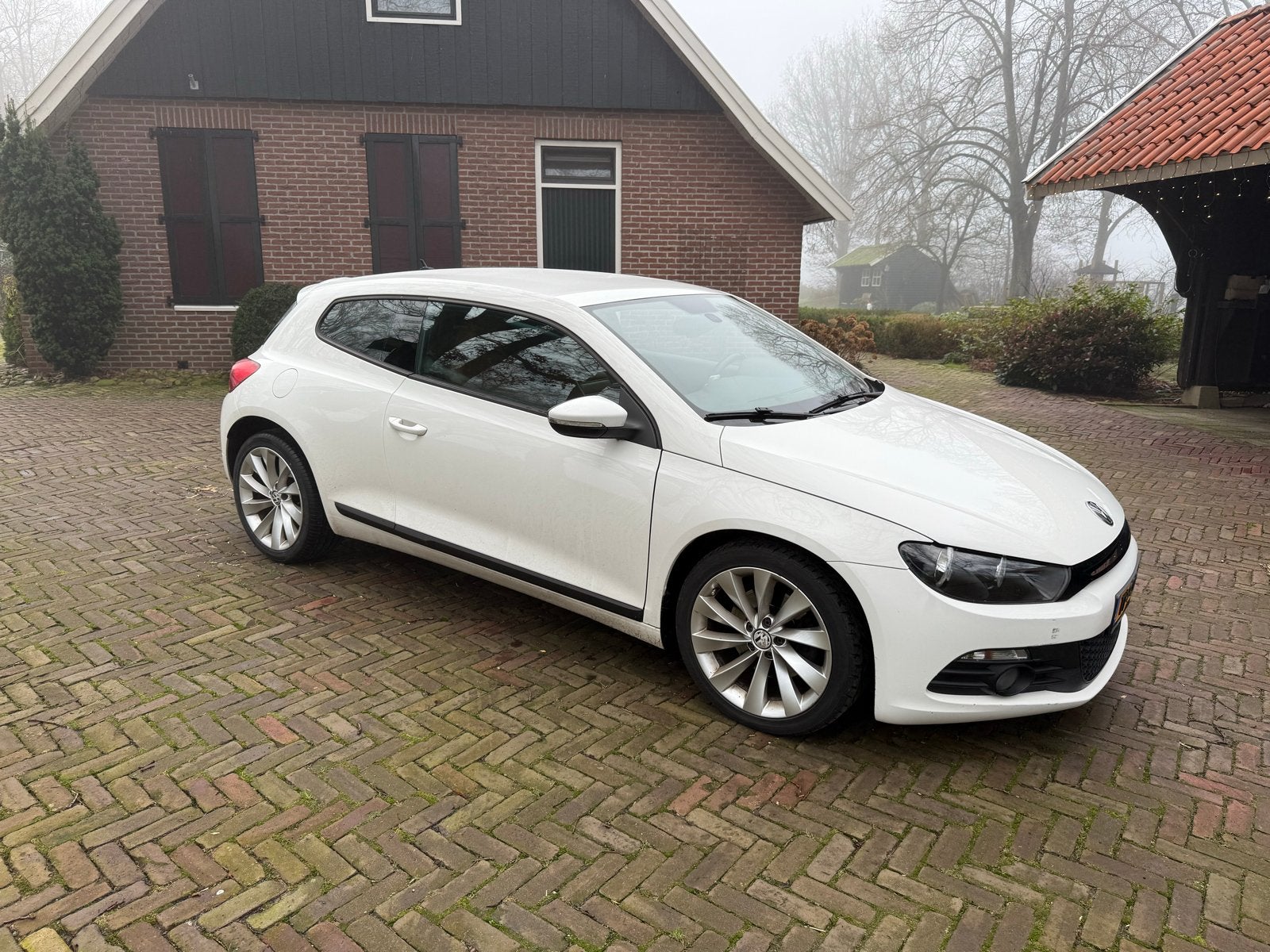Volkswagen scirocco 2.0 2009, 13 km/l, 1273 kg, 1984 cc, 4 stoelen
