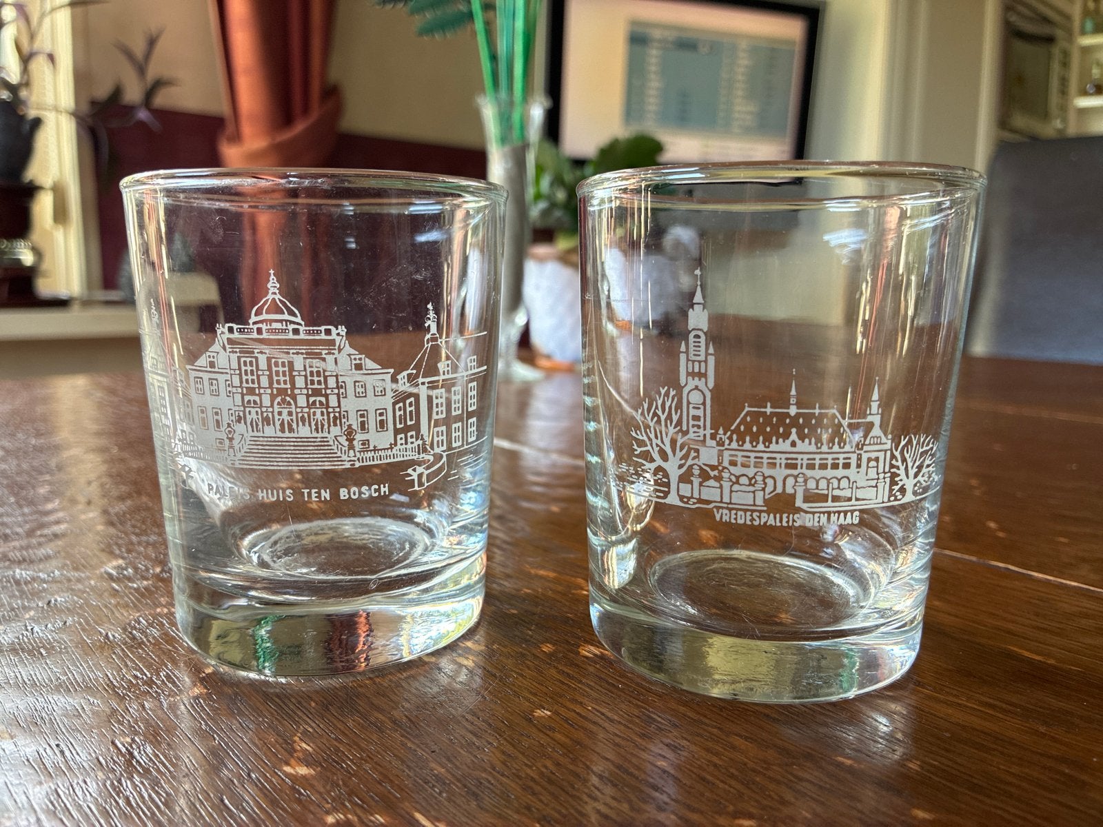 Set van 2 vintage glazen met Paleis Huis ten Bosch en Vredes, Antiek en Kunst, Ophalen of Verzenden
