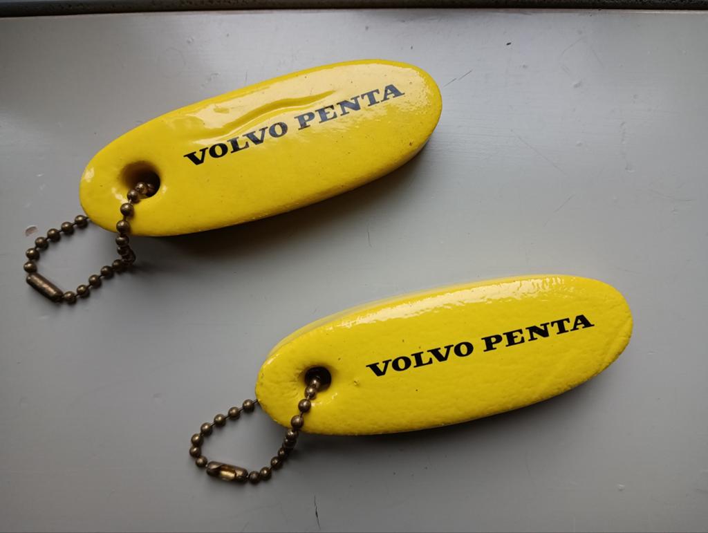 Volvo Penta sleutelhanger drijvend geel 2x, Ophalen of Verzenden, Motor en Techniek
