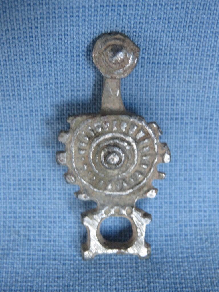 Middeleeuwen - mantelhaak in brons - ca. 1500 - bodemvondst, Ophalen of Verzenden, Brons