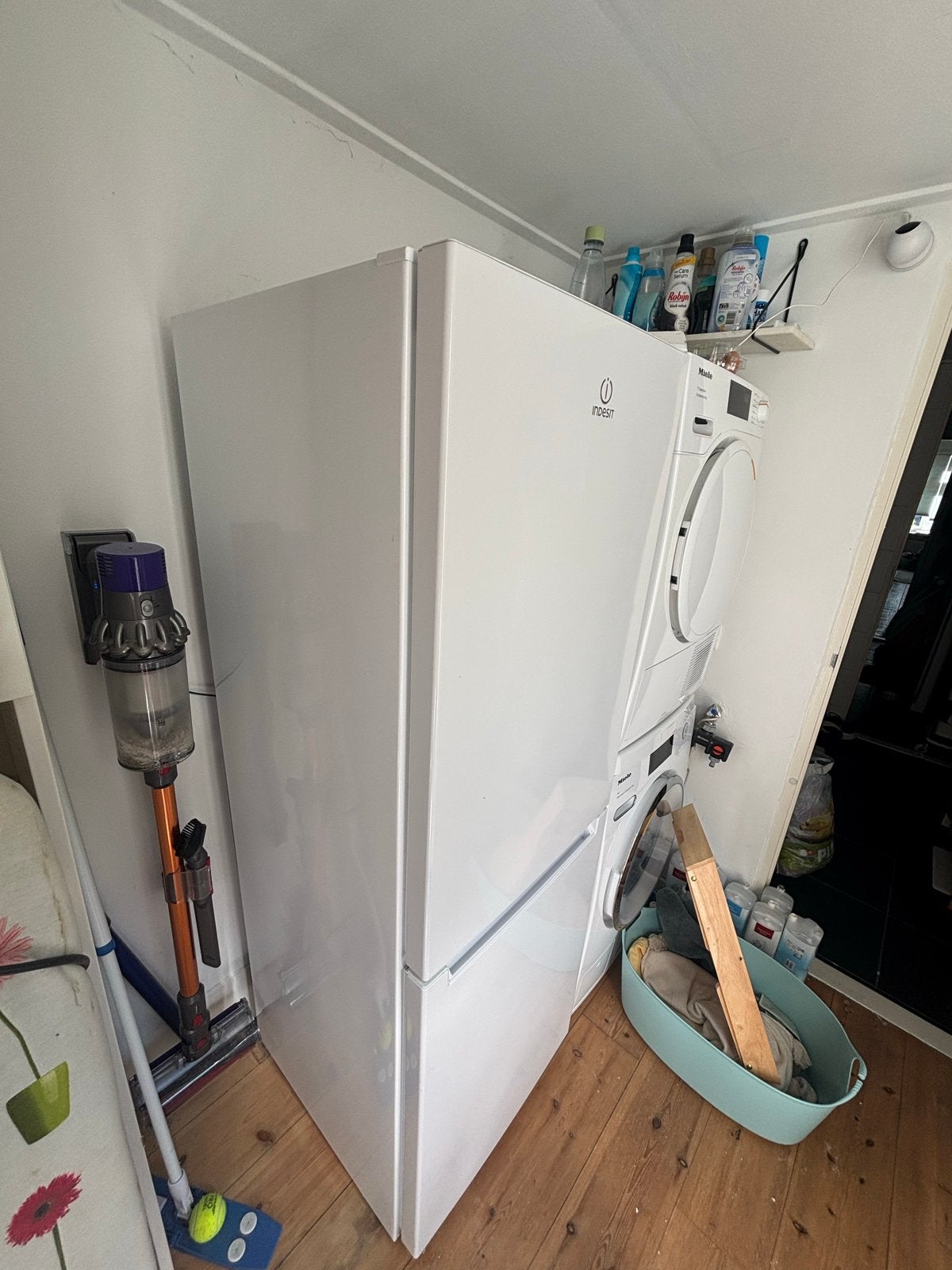Indesit Koel-vriescombinatie - Wit, Goede Staat, Ophalen, 150 tot 200 liter, Gebruikt, Met aparte vriezer