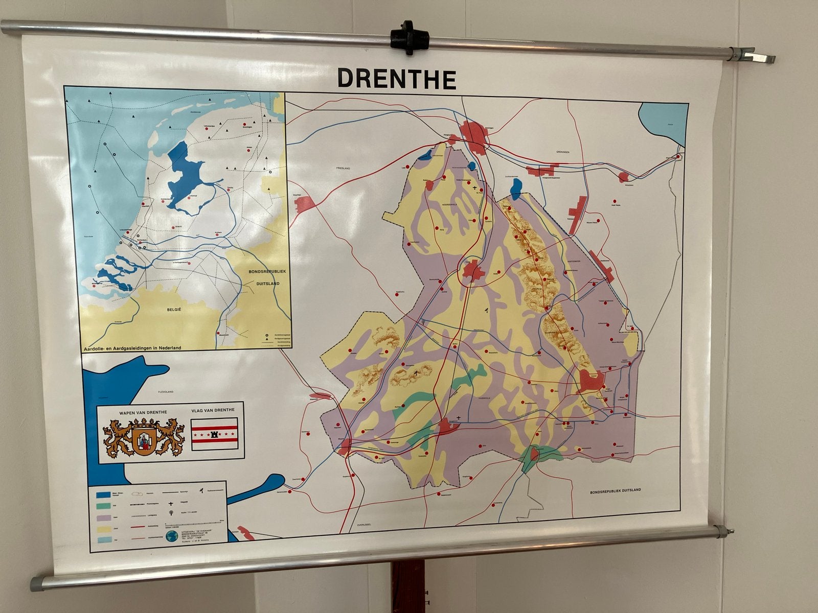 Grote wandkaart Drenthe met aardolie- en aardgasleidingen, Ophalen of Verzenden, Aardrijkskunde