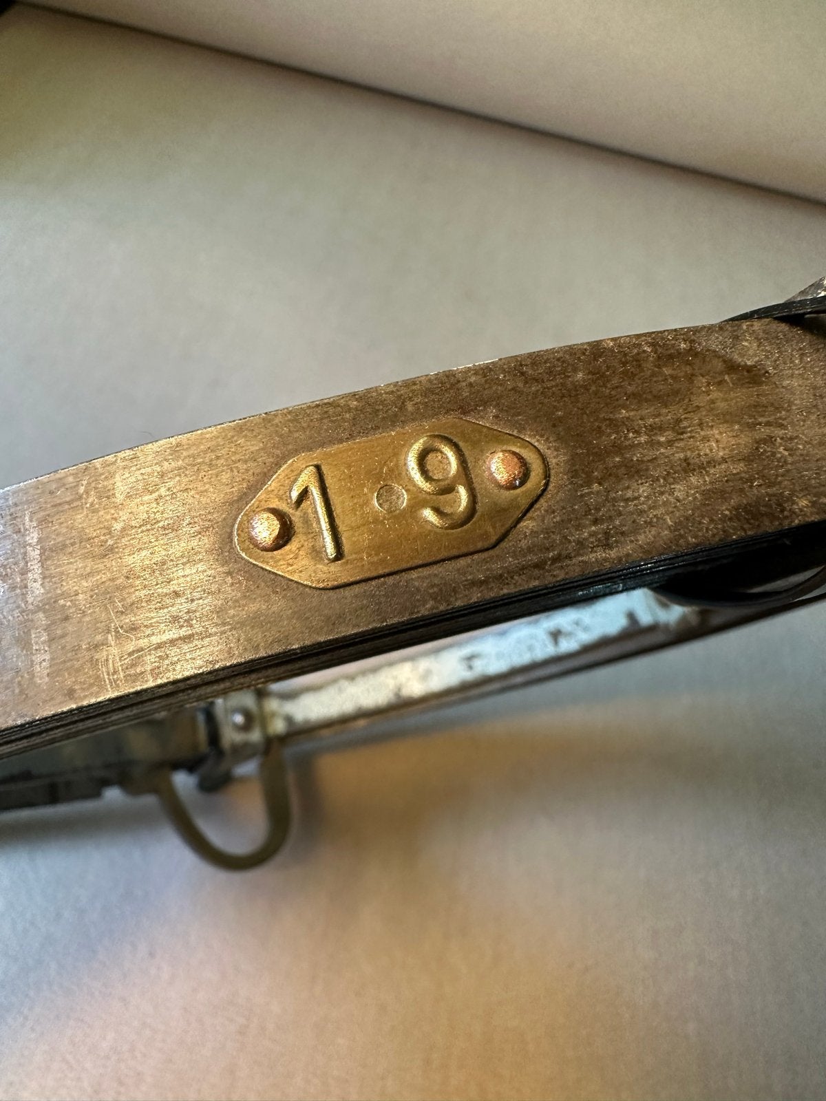 Unieke Ahrend NO. 7427 Landmeter met Messing en Koper Nagels, Antiek en Kunst, Antiek | Gereedschap en Instrumenten, Ophalen of Verzenden
