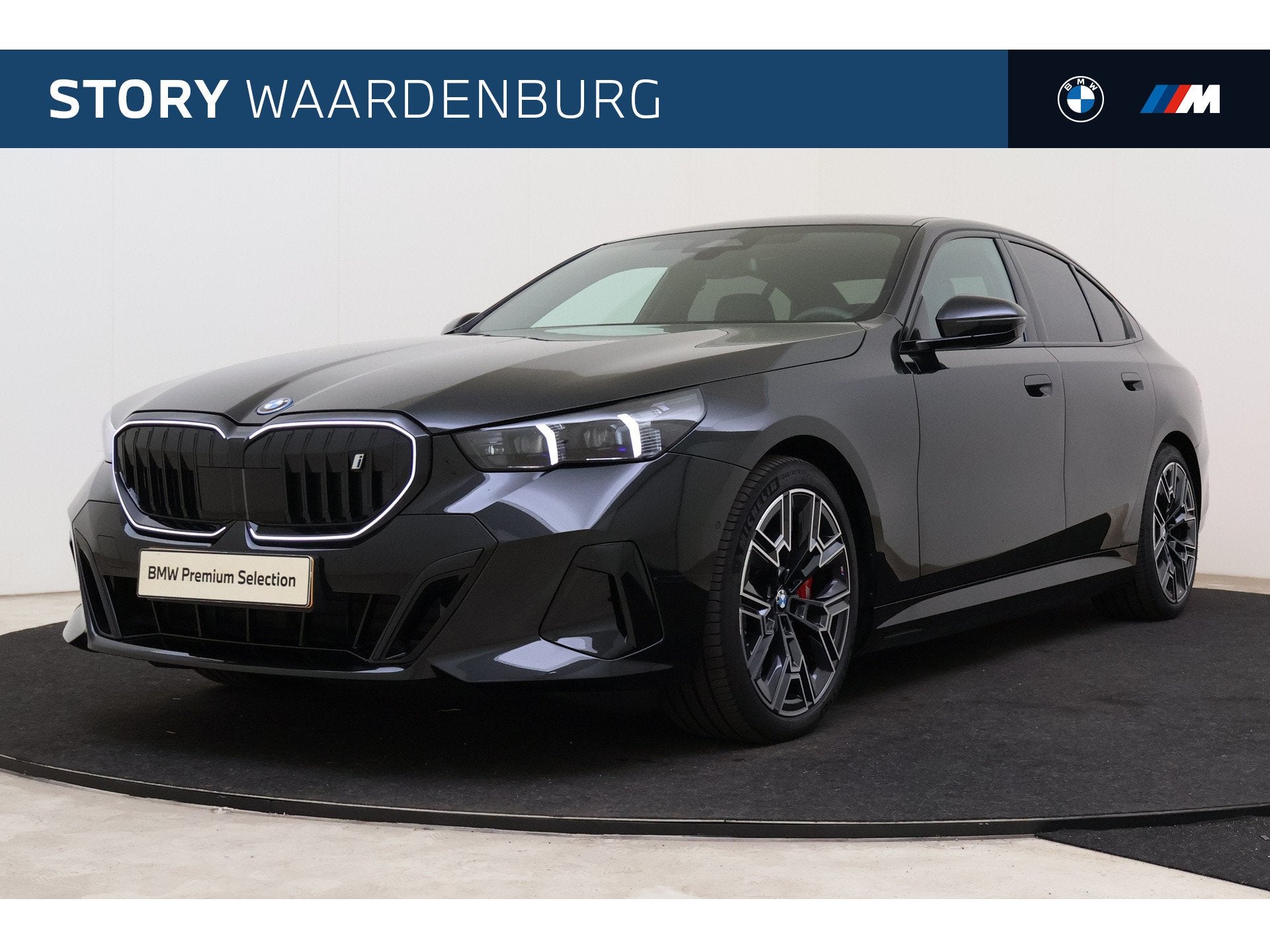 BMW i5 eDrive40 M Sport / Stoelverwarming / Achteruitrijcame, 2095 kg, Achterwielaandrijving, Gebruikt, Zwart