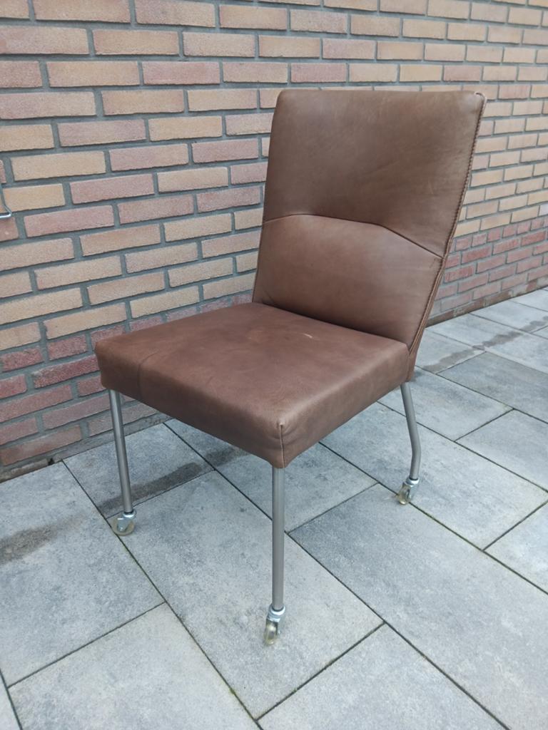4 Bruine Lederen Eetkamerstoelen met Wieltjes, Huis en Inrichting, Ophalen, Gebruikt, Bruin, Vier