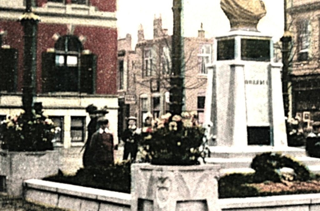 804665	Apeldoorn	Monument Willem l	1915	Gelopen met zegel, Ophalen of Verzenden, Voor 1920, Gelopen, Gelderland