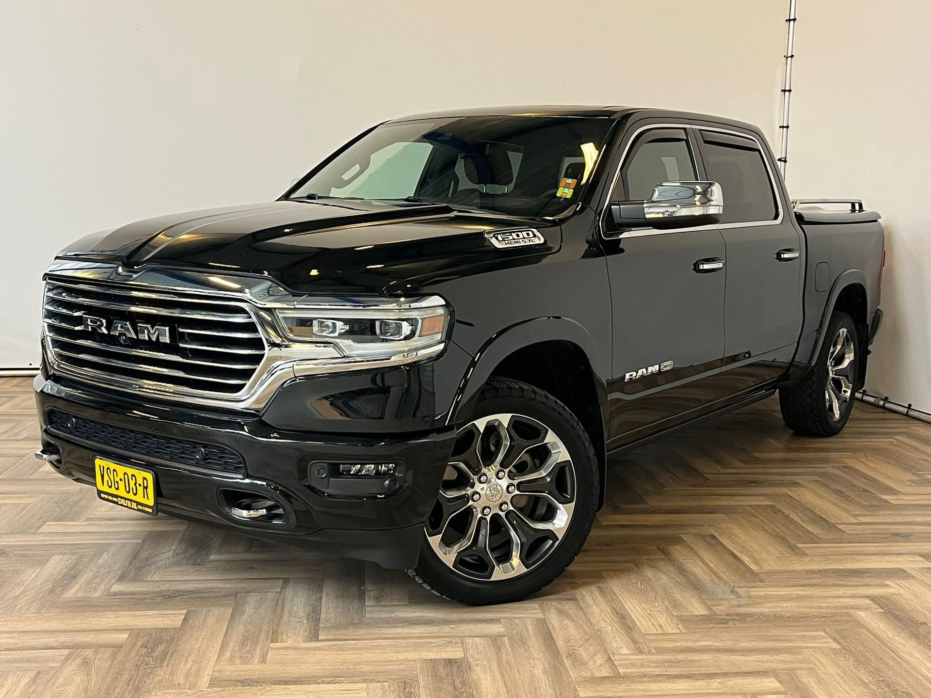Dodge Ram 1500 5.7 V8 4x4 Crew Cab Longhorn|NAP|HUD|PANO|LUC, Gebruikt, 5654 cc, Zwart, Vierwielaandrijving