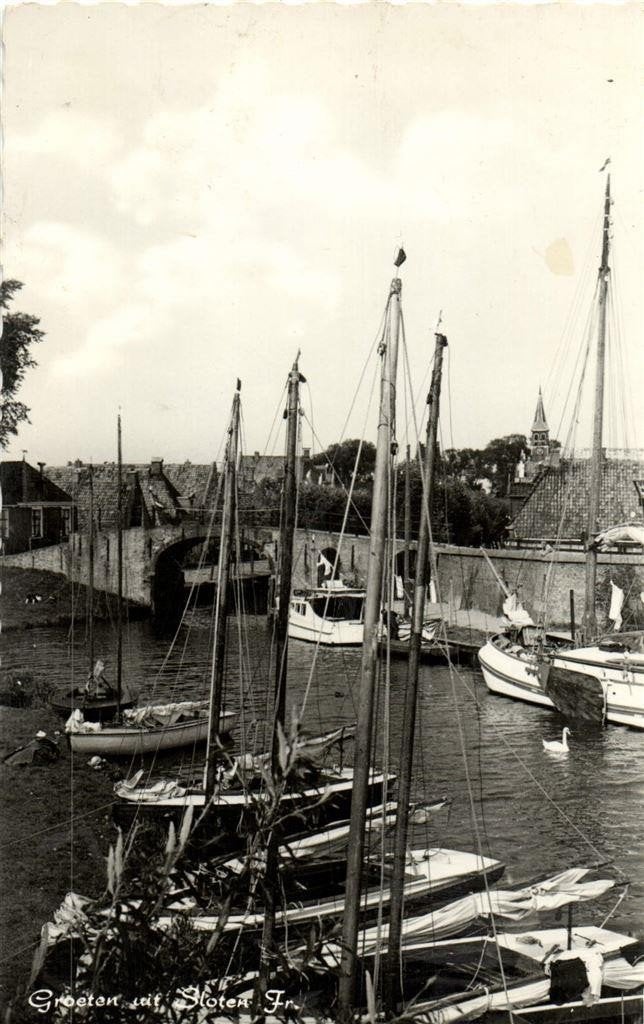 Groeten uit Sloten Fr - stadsgezicht - boot zwaan - 1962 gel, Ophalen of Verzenden, 1960 tot 1980, Gelopen, Friesland