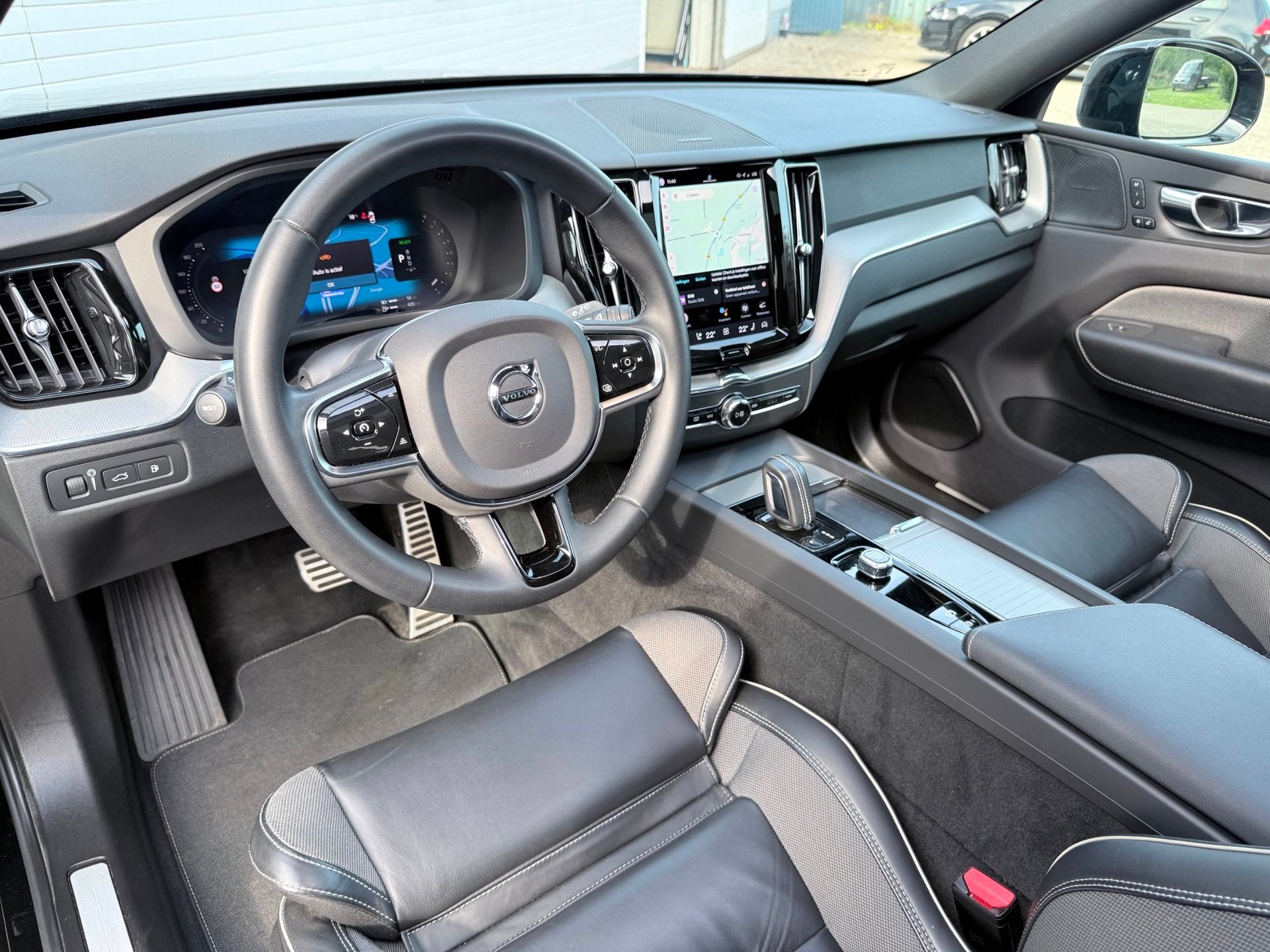 Volvo XC60 2.0 T6 Recharge AWD R-Design|PANO|T.HAAK|H&K|CAME, Automaat, Gebruikt, Zwart, 1969 cc