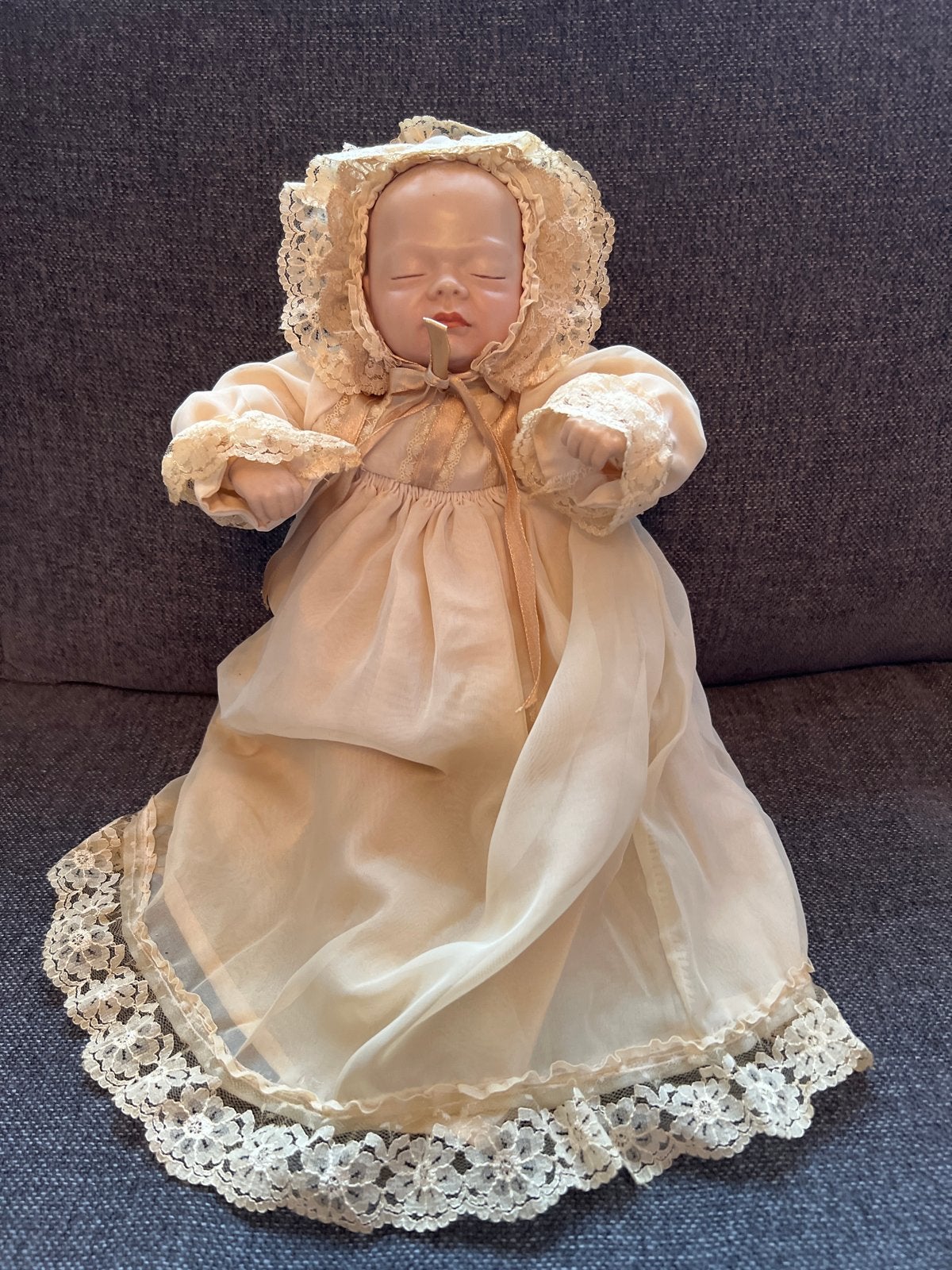 Vintage Babypop met Kanten Jurk en Mutsje, Verzamelen, Ophalen, Gebruikt, Babypop, Levensecht of Reborn