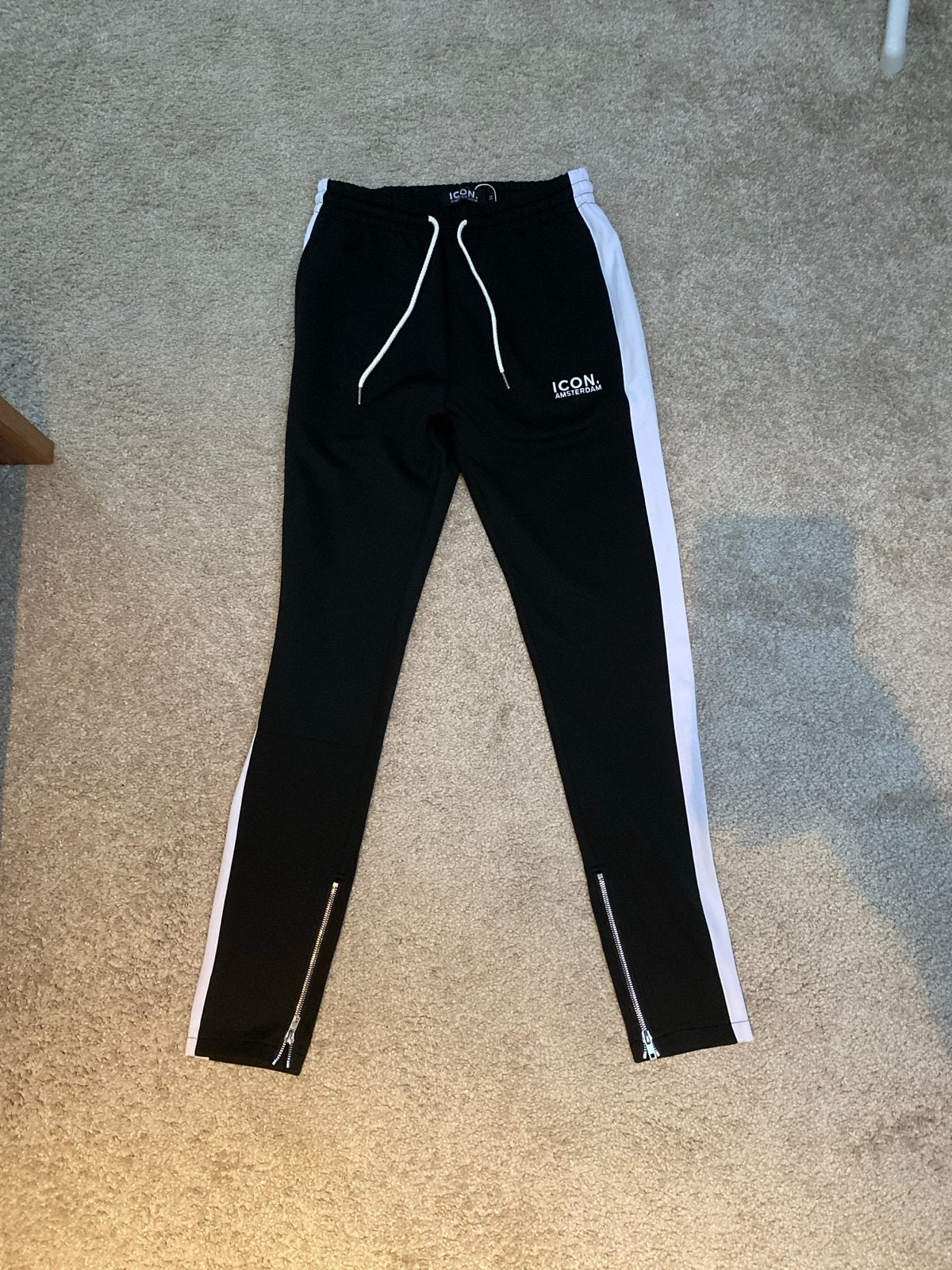 ICON. Amsterdam Joggingbroek Zwart met Witte Streep, Kleding | Heren, Broeken en Pantalons, Ophalen of Verzenden, Nieuw, Maat 48/50 (M)