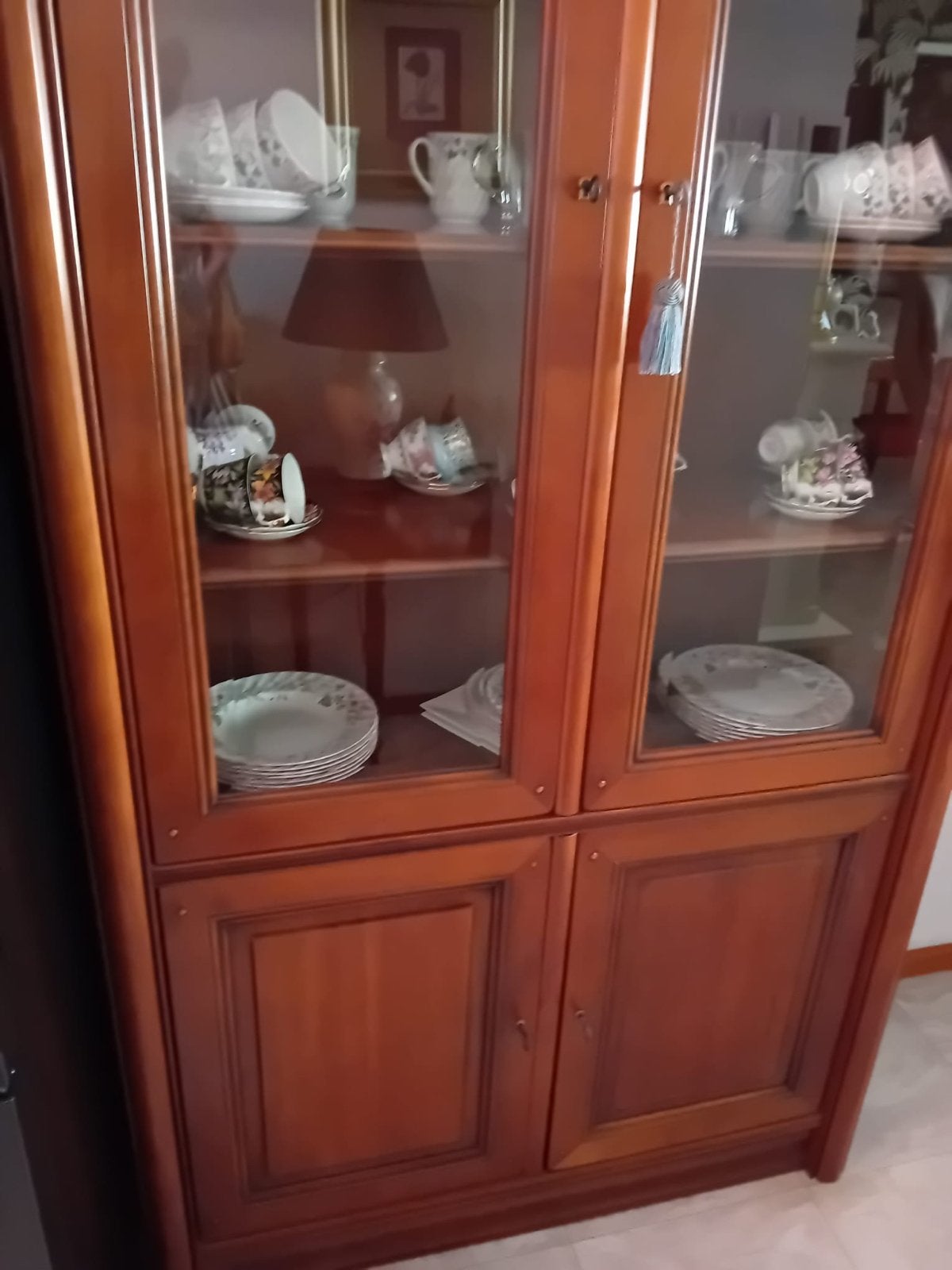Klassieke houten vitrinekast met glazen deuren, Huis en Inrichting, Ophalen, Gebruikt, 100 tot 150 cm, 200 cm of meer