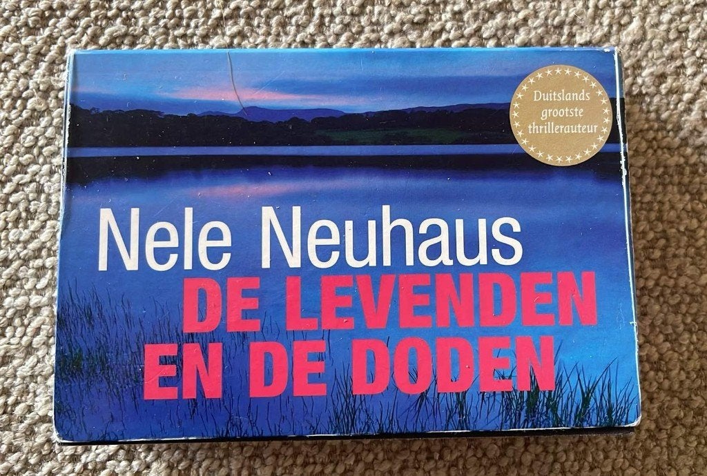 Boek: De levenden en de doden, Ophalen of Verzenden, Zo goed als nieuw, Nele Neuhaus