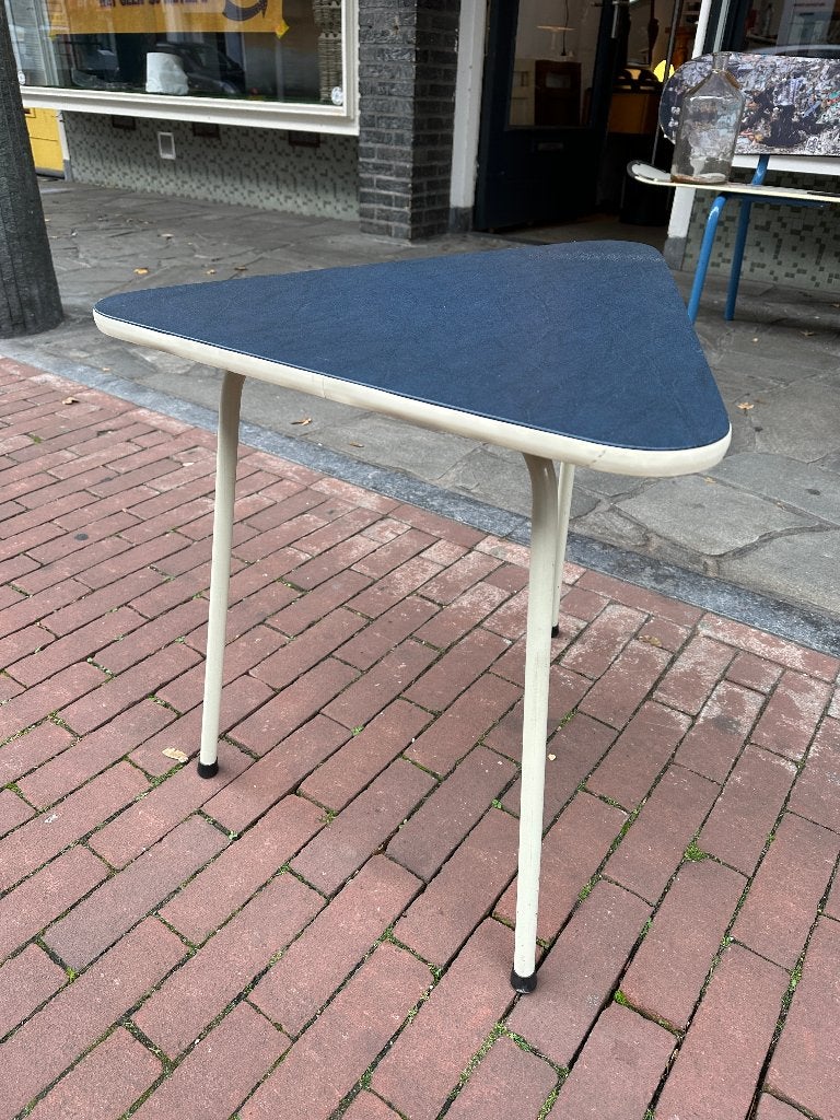 Vintage design bijzettafel, driehoek jaren 50 tafeltje