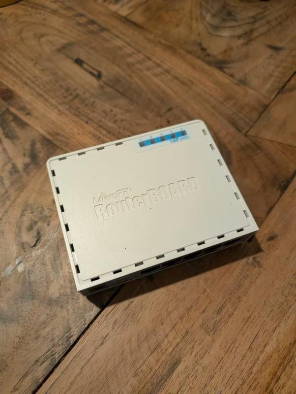 MikroTik hAP (RB951Ui-2nD), Ophalen of Verzenden, Gebruikt, Router, Microtik