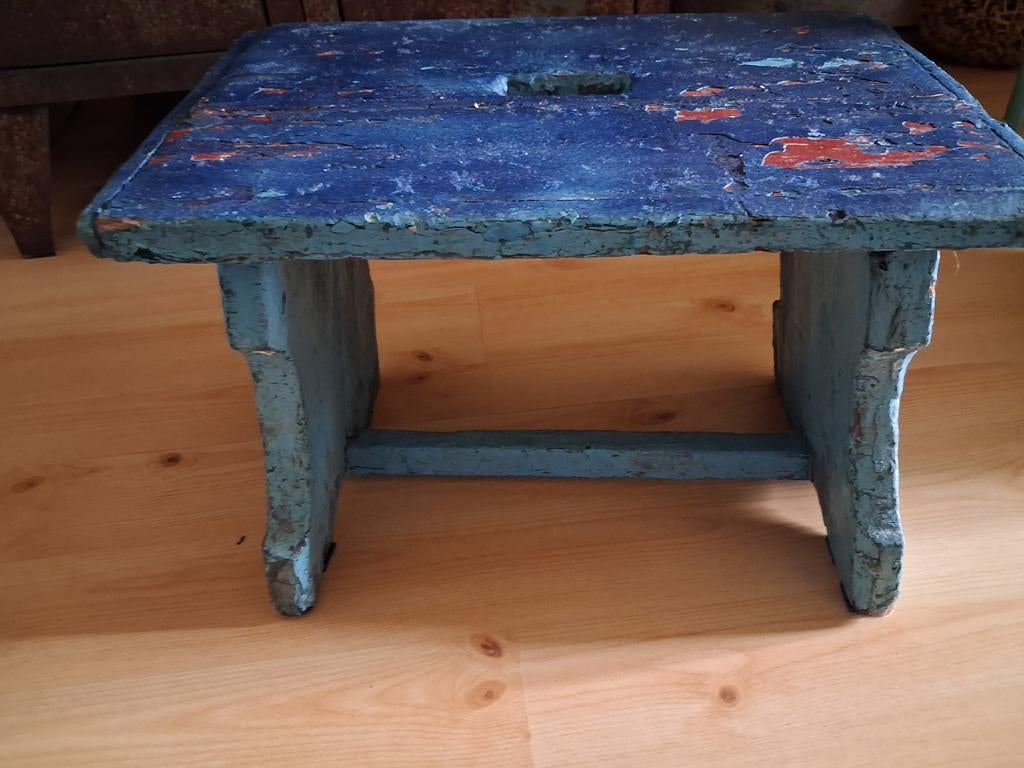 Oud mini tafeltje met veel lagen vrnl. Blauwe verf., Ophalen of Verzenden