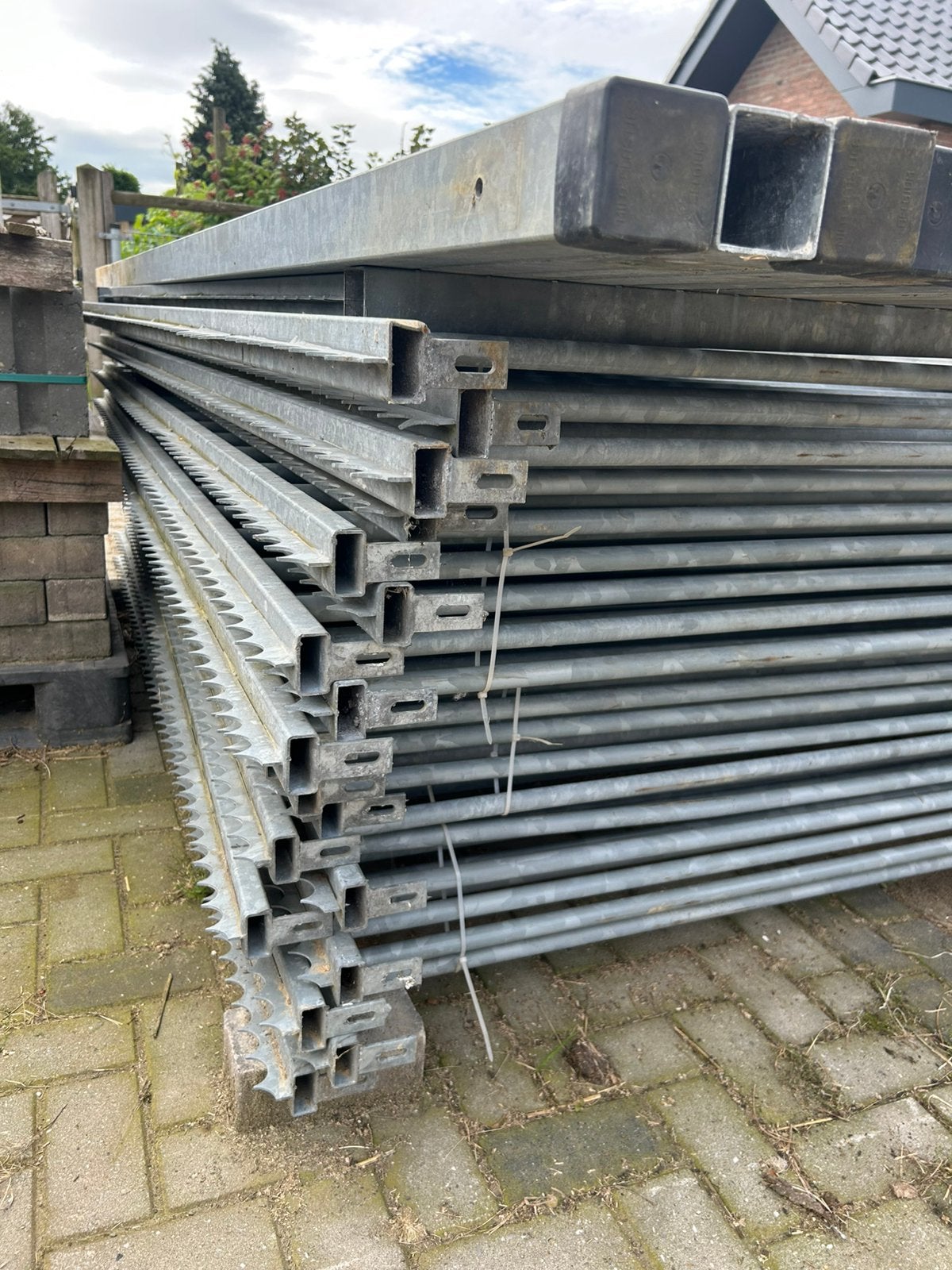 Gebruikt gegalvaniseerd spijlenhekwerk(+40m) inclusief poort, Ophalen, Zo goed als nieuw, IJzer, Spijlenhekwerk