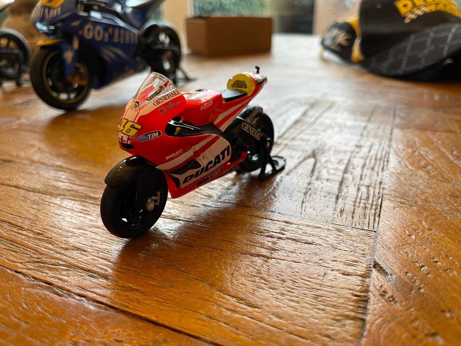 Valentino Rossi Ducati schaalmodel 1:24 - 2011, Overige merken, Gebruikt, Ophalen of Verzenden, Groter dan 1:32