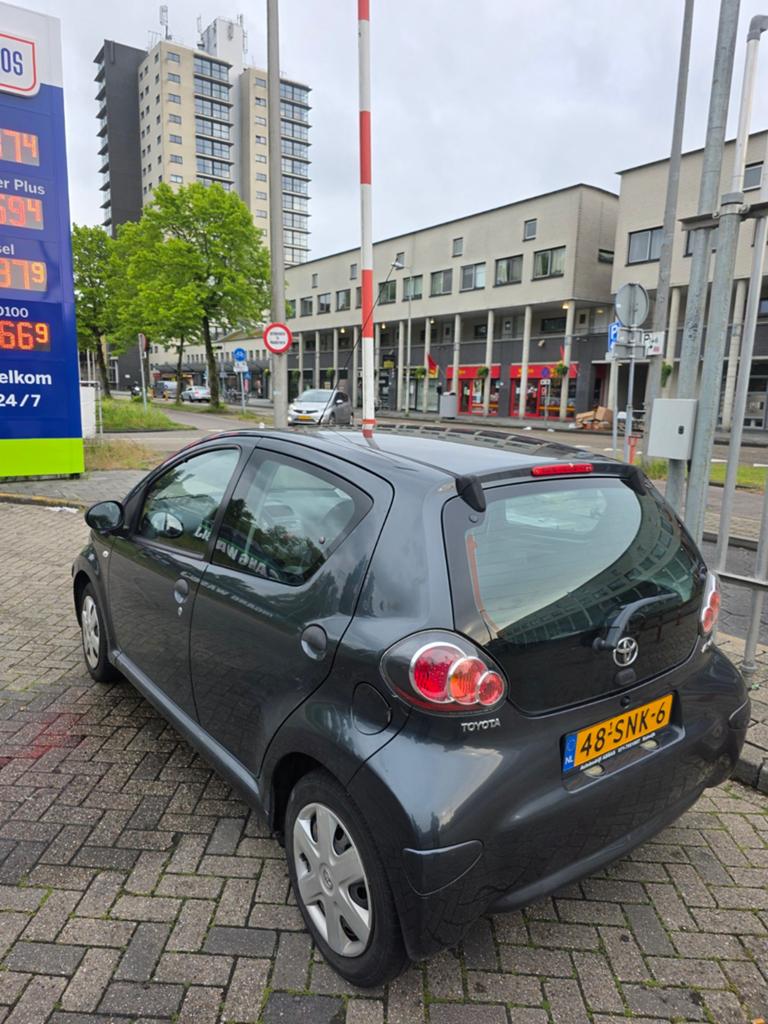 Toyota Aygo 1.0 12V Vvt-i 5DRS 2011 Grijs, Auto's, Toyota, Voorwielaandrijving, 4 stoelen, 68 pk, Origineel Nederlands