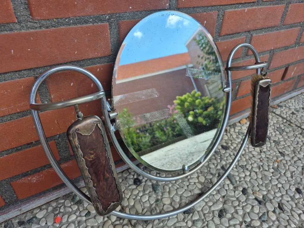 Vintage ovale spiegel met metalen frame en borstels, Gebruikt, Ophalen of Verzenden, Minder dan 100 cm, Ovaal