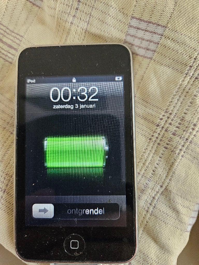 Ipod 8GB met oplaadsnoer, Audio, Tv en Foto, Mp3-spelers | Apple iPod, Gebruikt, Touch, Ophalen of Verzenden, Zilver