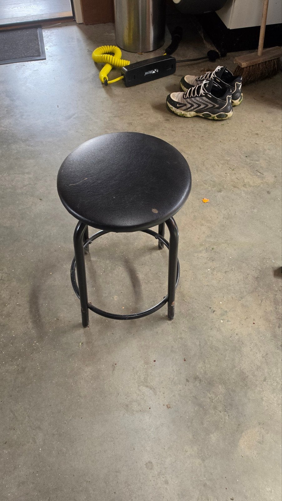 Stevig zwart krukje met metalen frame, Ophalen, Gebruikt, Staal