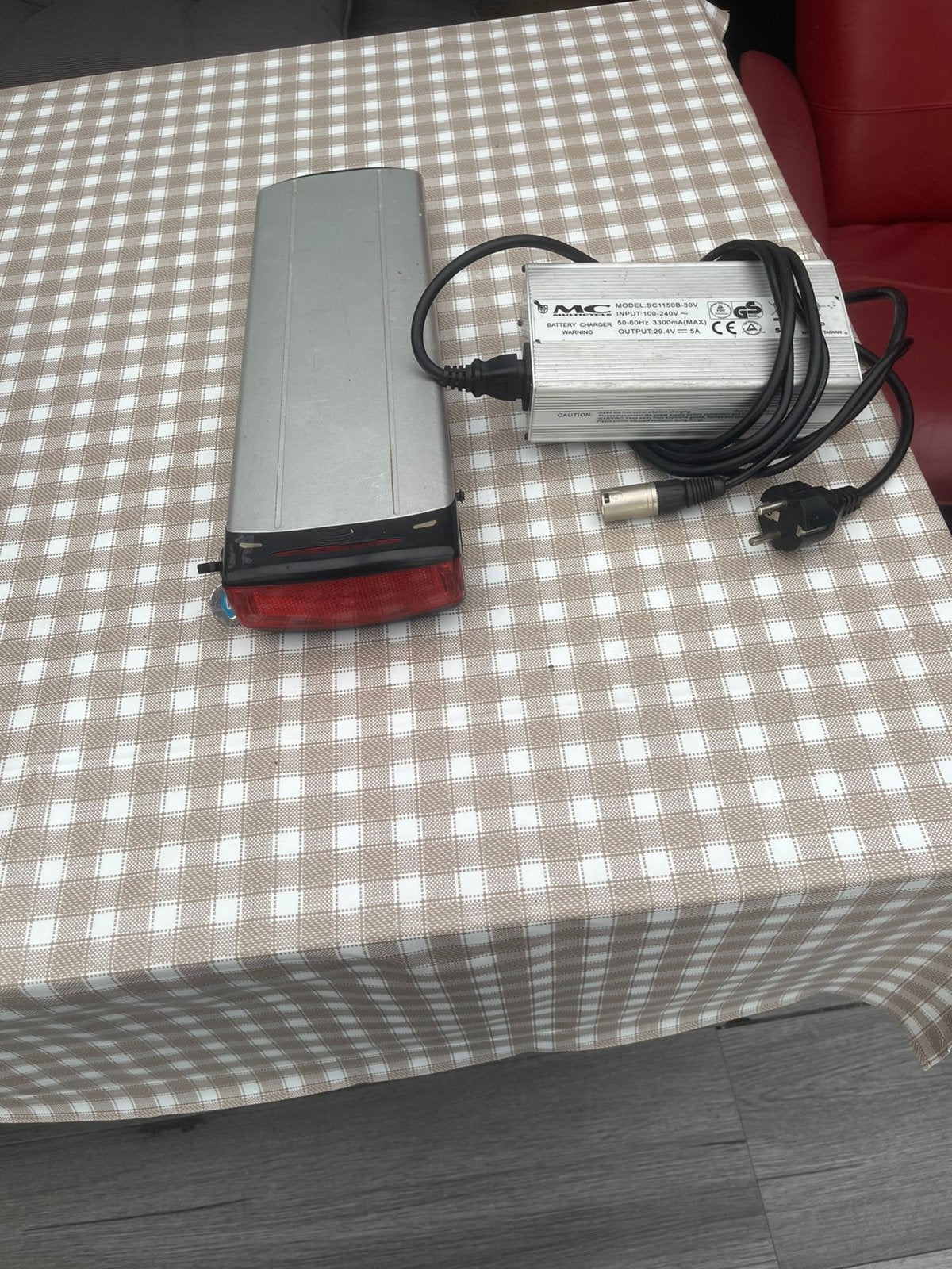 Fiets accu met oplader, Fietsen en Brommers, Elektrische fietsen, Ophalen of Verzenden, Zo goed als nieuw, Overige merken