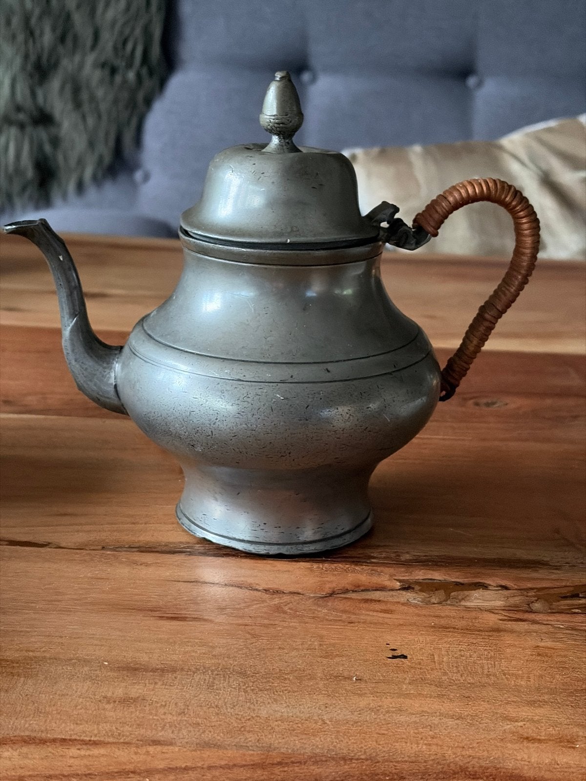 Antieke tinnen theepot met rieten handvat, Ophalen