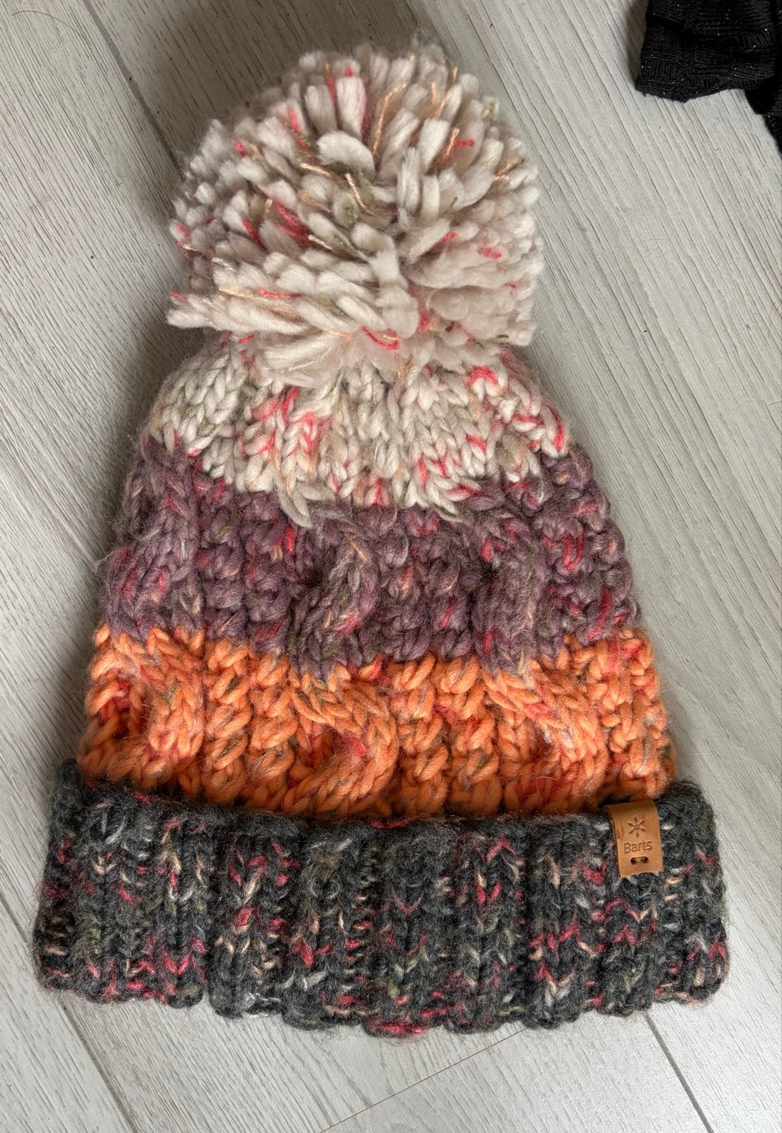 Barts gebreide muts met pompon - universele maat, Kleding | Dames, Verzenden, Zo goed als nieuw, Muts